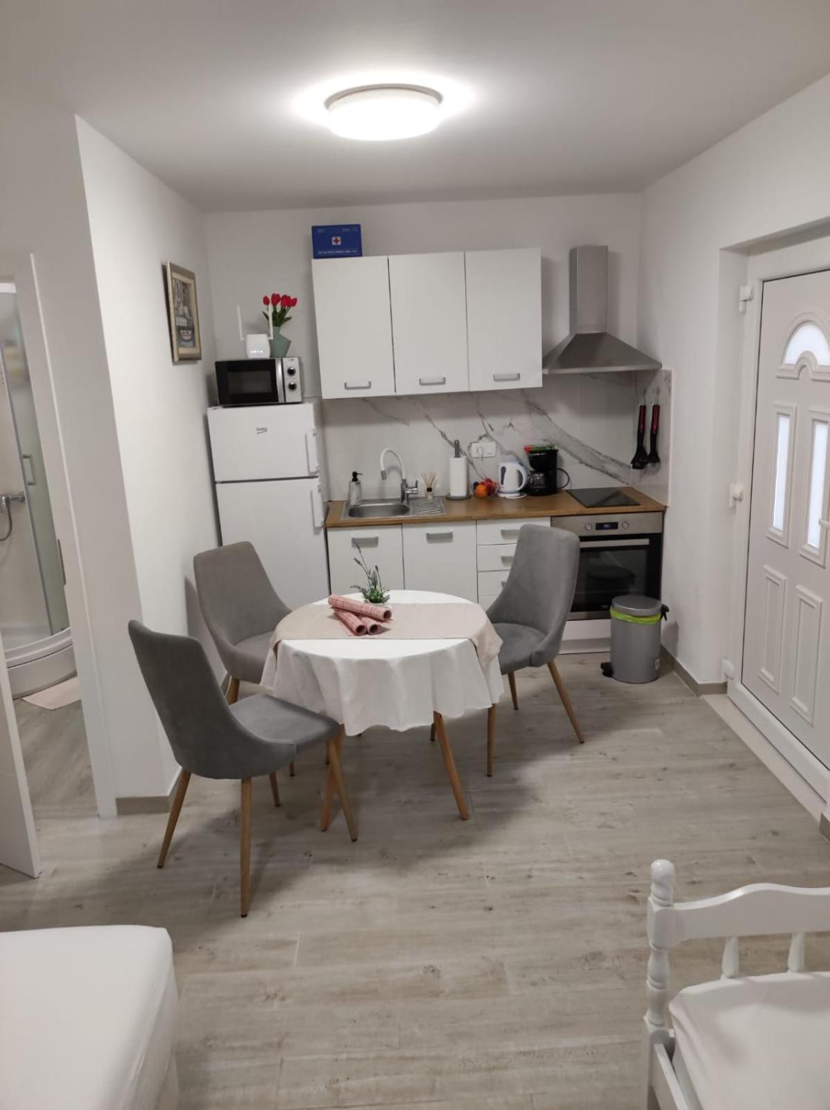 Studio Apartman Mare Trogir Exterior foto