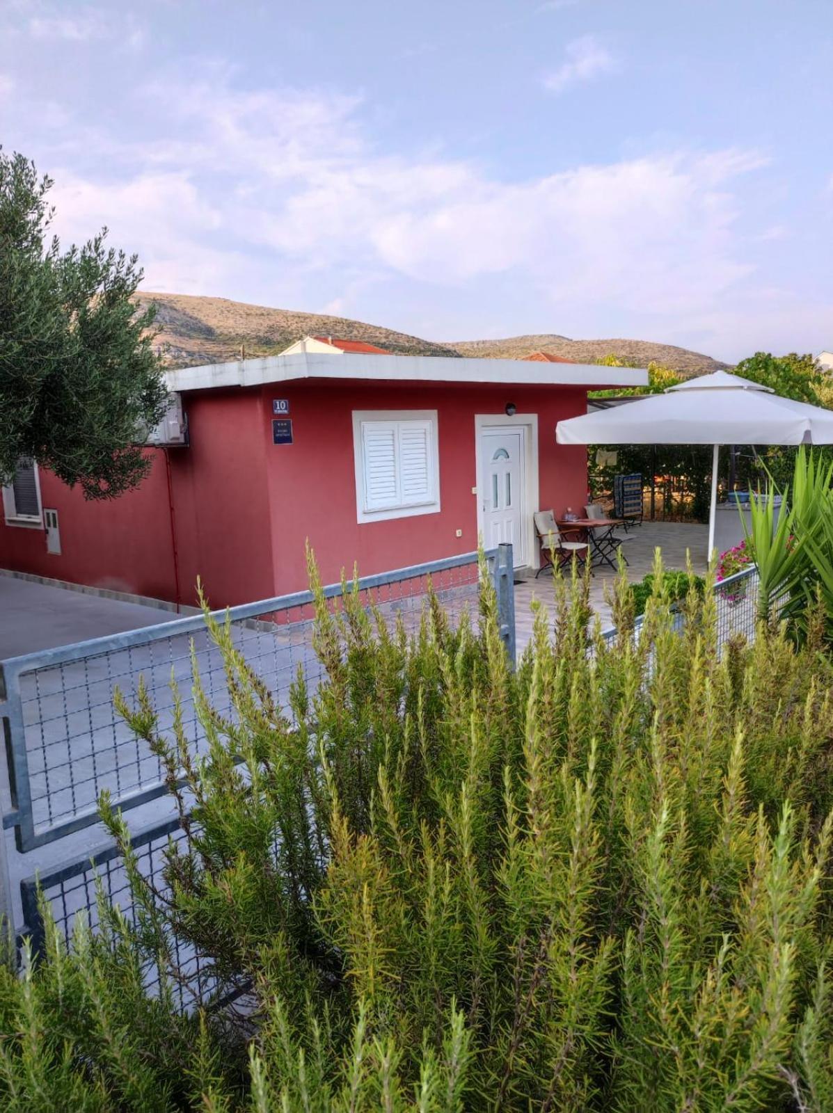 Studio Apartman Mare Trogir Exterior foto